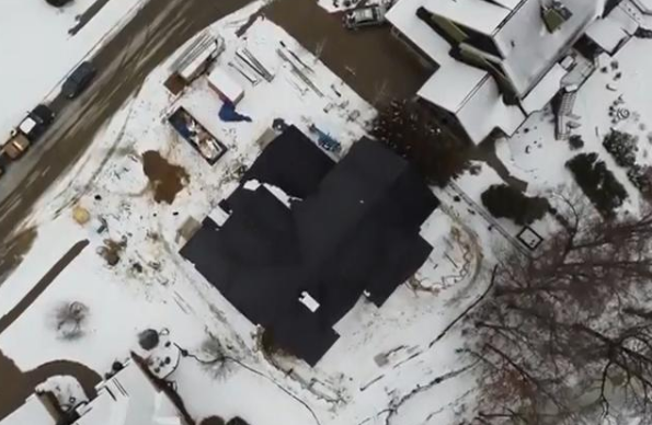 美國(guó)德州大雪斷電，一度電65元！裝了特斯拉光伏屋頂?shù)娜诵α耍。ǜ揭曨l）